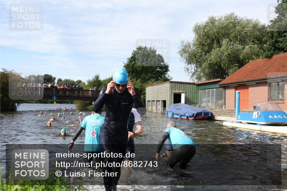 31.08.2025 - Elbe Triathlon Hamburg Luisa Fischer http://msf.ph/oto/8682743 31.08.2025 10:11:48 Schwimmen 945, 980, 1048, 1052 meine-sportfotos.de