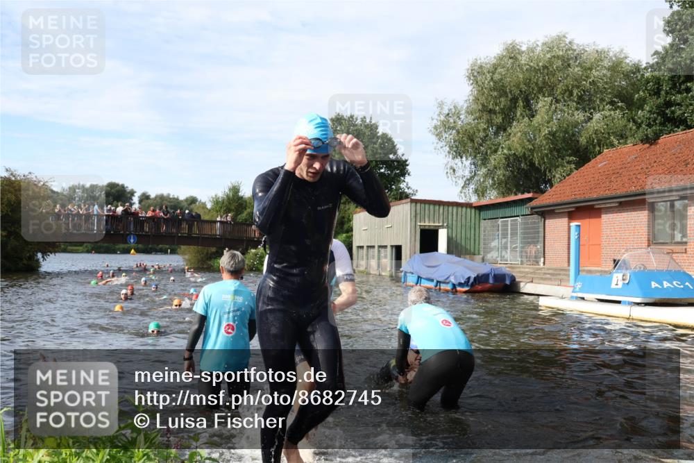 31.08.2025 - Elbe Triathlon Hamburg Luisa Fischer http://msf.ph/oto/8682745 31.08.2025 10:11:49 Schwimmen 945, 980, 1048, 1052 meine-sportfotos.de
