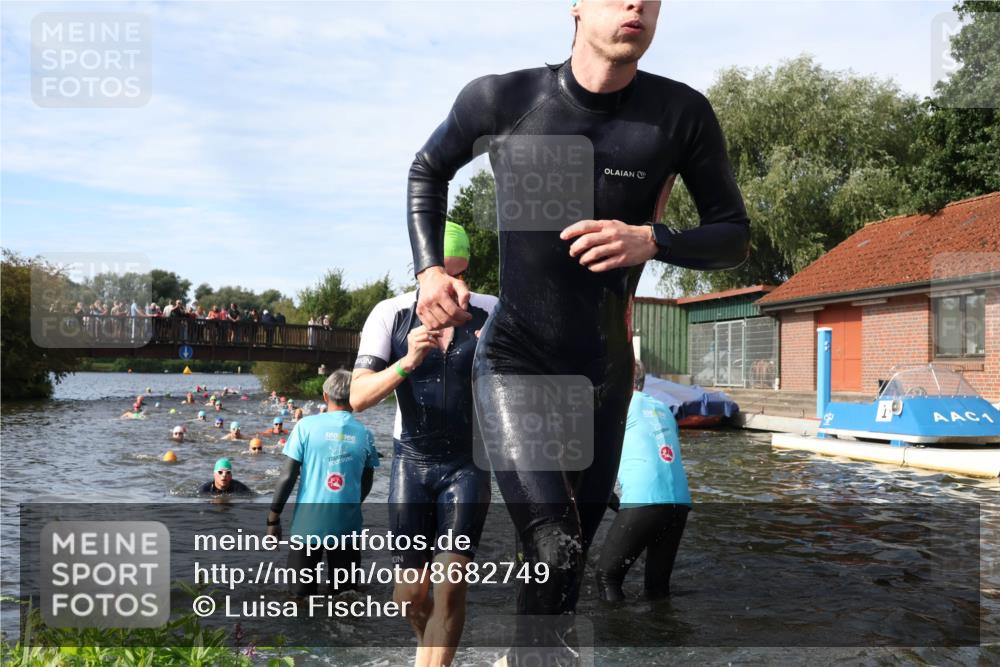 31.08.2025 - Elbe Triathlon Hamburg Luisa Fischer http://msf.ph/oto/8682749 31.08.2025 10:11:49 Schwimmen 945, 980, 1048, 1052 meine-sportfotos.de