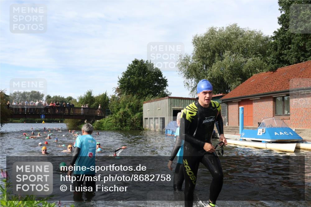 31.08.2025 - Elbe Triathlon Hamburg Luisa Fischer http://msf.ph/oto/8682758 31.08.2025 10:11:52 Schwimmen 945, 980, 1031, 1039, 1048 meine-sportfotos.de