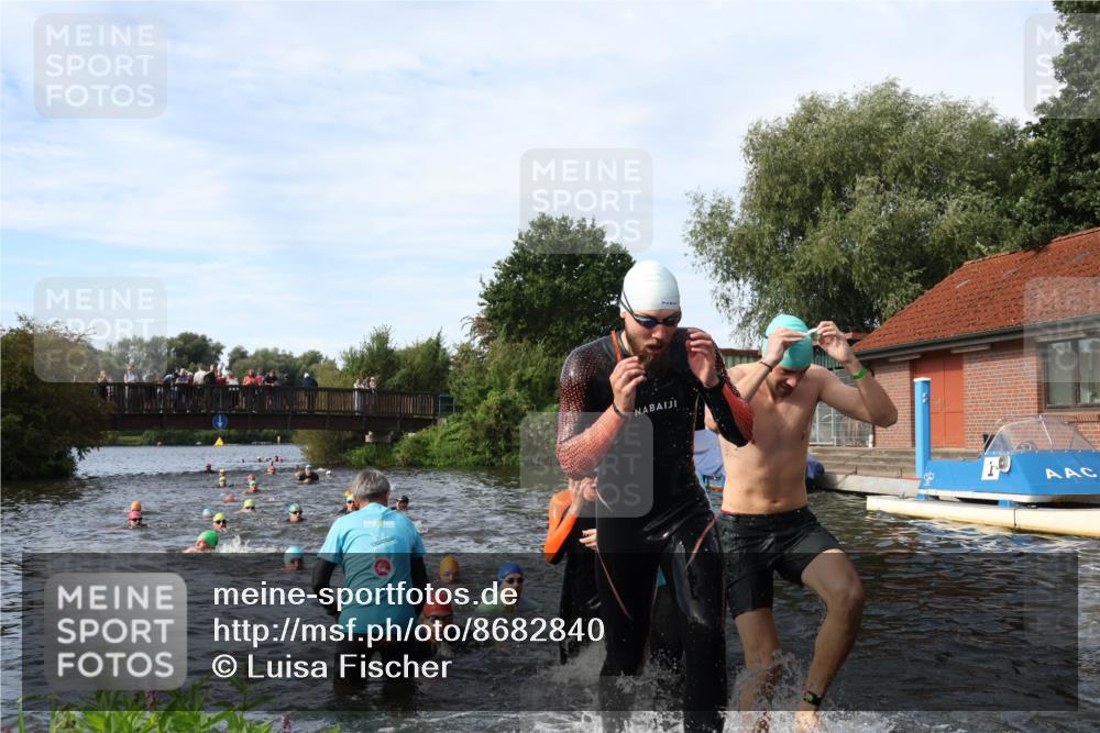 31.08.2025 - Elbe Triathlon Hamburg Luisa Fischer http://msf.ph/oto/8682840 31.08.2025 10:12:11 Schwimmen 937, 943, 970, 1016, 1020, 1028, 1062, 1080, 1086, 1093, 1158 meine-sportfotos.de