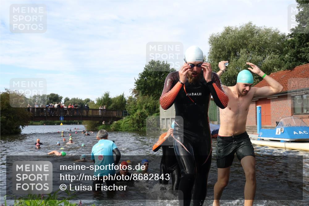 31.08.2025 - Elbe Triathlon Hamburg Luisa Fischer http://msf.ph/oto/8682843 31.08.2025 10:12:12 Schwimmen 937, 943, 970, 1016, 1020, 1028, 1062, 1080, 1093, 1158 meine-sportfotos.de