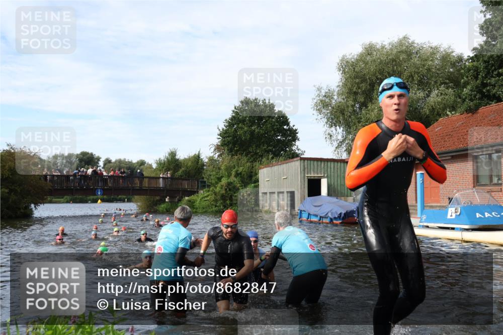 31.08.2025 - Elbe Triathlon Hamburg Luisa Fischer http://msf.ph/oto/8682847 31.08.2025 10:12:13 Schwimmen 937, 943, 970, 1016, 1020, 1028, 1062, 1080, 1093 meine-sportfotos.de