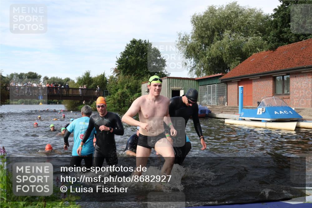 31.08.2025 - Elbe Triathlon Hamburg Luisa Fischer http://msf.ph/oto/8682927 31.08.2025 10:12:35 Schwimmen 935, 948, 951, 958, 994, 997, 1013, 1018, 1056, 1067, 1075 meine-sportfotos.de