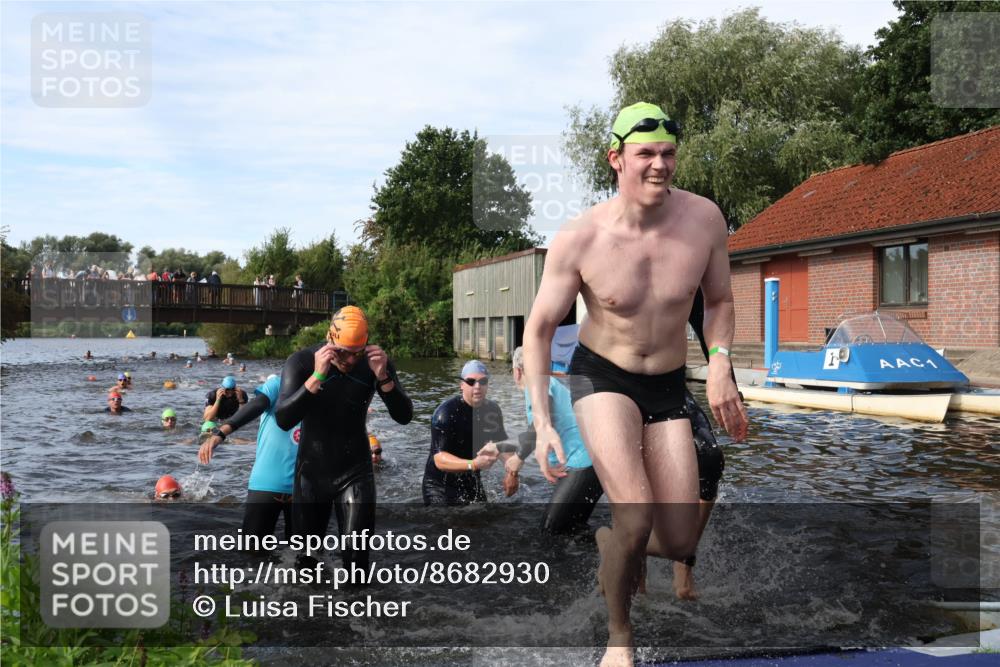 31.08.2025 - Elbe Triathlon Hamburg Luisa Fischer http://msf.ph/oto/8682930 31.08.2025 10:12:36 Schwimmen 935, 948, 951, 958, 997, 1013, 1018, 1026, 1056, 1067, 1075 meine-sportfotos.de