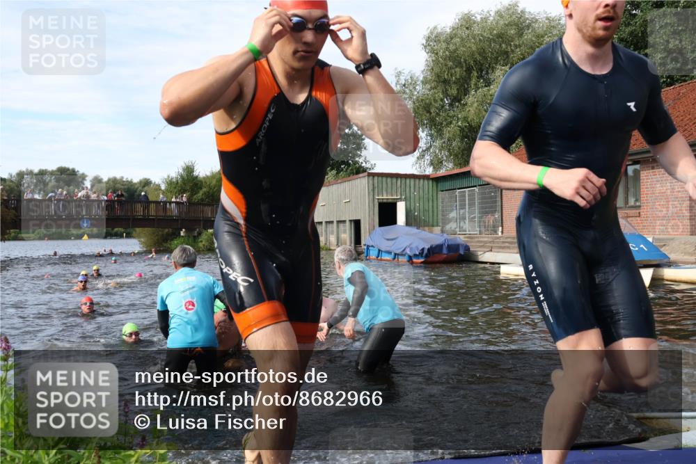 31.08.2025 - Elbe Triathlon Hamburg Luisa Fischer http://msf.ph/oto/8682966 31.08.2025 10:12:43 Schwimmen 935, 951, 964, 972, 973, 997, 1018, 1026, 1088 meine-sportfotos.de
