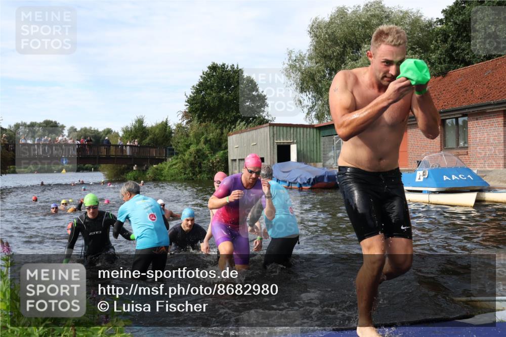 31.08.2025 - Elbe Triathlon Hamburg Luisa Fischer http://msf.ph/oto/8682980 31.08.2025 10:12:46 Schwimmen 935, 964, 966, 972, 973, 997, 1018, 1026, 1088 meine-sportfotos.de