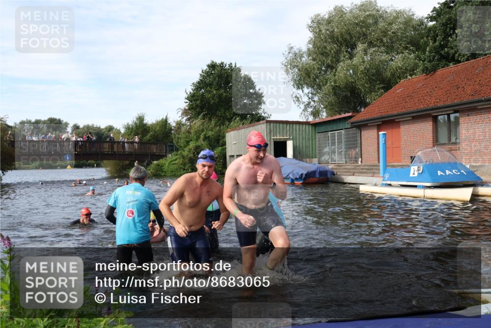 31.08.2025 - Elbe Triathlon Hamburg Luisa Fischer http://msf.ph/oto/8683065 31.08.2025 10:13:03 Schwimmen 992, 993, 1008, 1027, 1060, 1082, 1094 meine-sportfotos.de