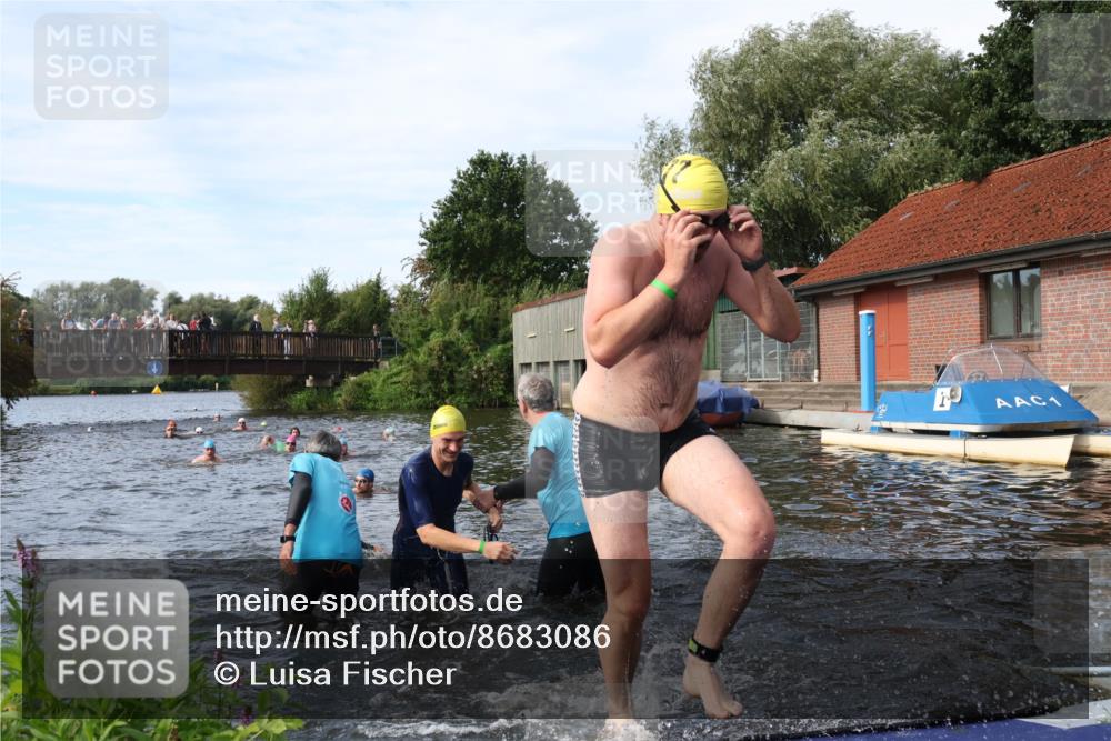 31.08.2025 - Elbe Triathlon Hamburg Luisa Fischer http://msf.ph/oto/8683086 31.08.2025 10:13:07 Schwimmen 992, 993, 1008, 1027, 1060, 1082 meine-sportfotos.de