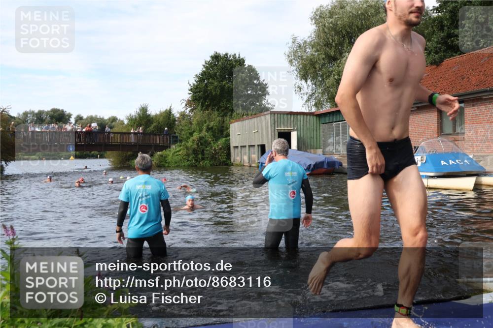 31.08.2025 - Elbe Triathlon Hamburg Luisa Fischer http://msf.ph/oto/8683116 31.08.2025 10:13:18 Schwimmen 1021, 1022, 1035 meine-sportfotos.de