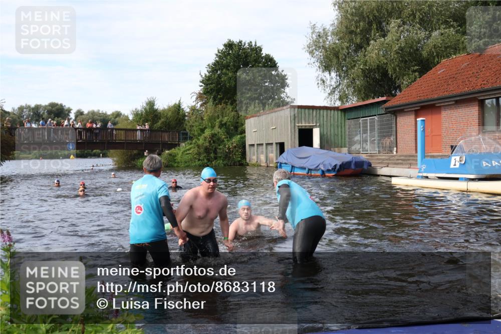 31.08.2025 - Elbe Triathlon Hamburg Luisa Fischer http://msf.ph/oto/8683118 31.08.2025 10:13:24 Schwimmen 979, 1021, 1035 meine-sportfotos.de