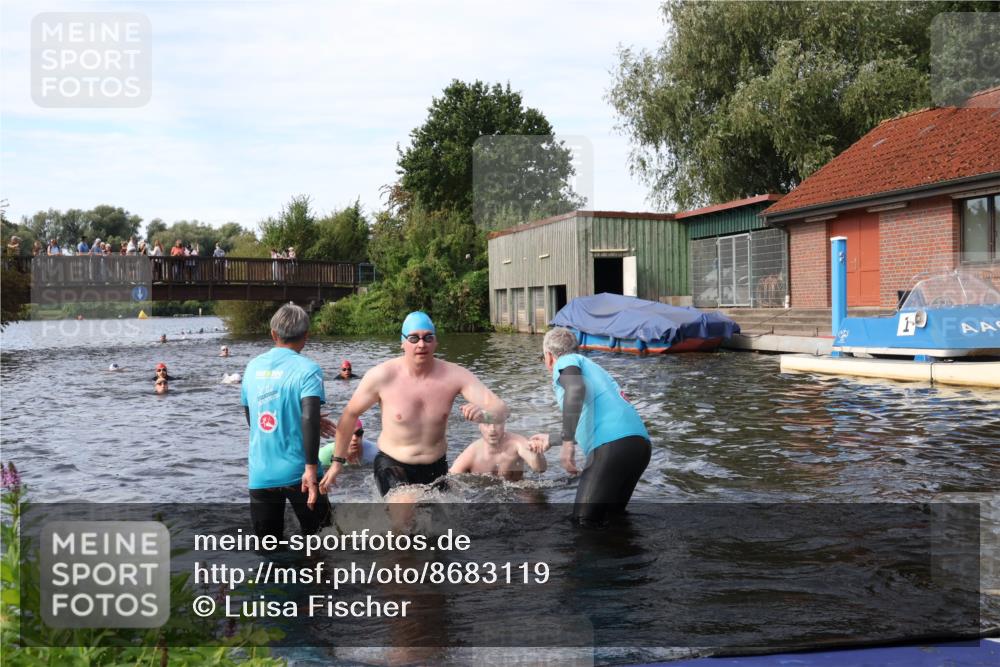 31.08.2025 - Elbe Triathlon Hamburg Luisa Fischer http://msf.ph/oto/8683119 31.08.2025 10:13:24 Schwimmen 979, 1021, 1035 meine-sportfotos.de