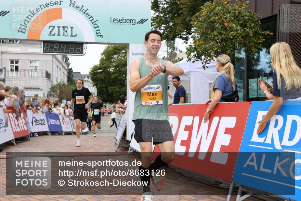 31.08.2025 - 21. Blankeneser Heldenlauf Strokosch-Dieckow http://msf.ph/oto/8683126 31.08.2025 12:04:06 Ziel 5063, 5261, 4292, 4061 meine-sportfotos.de