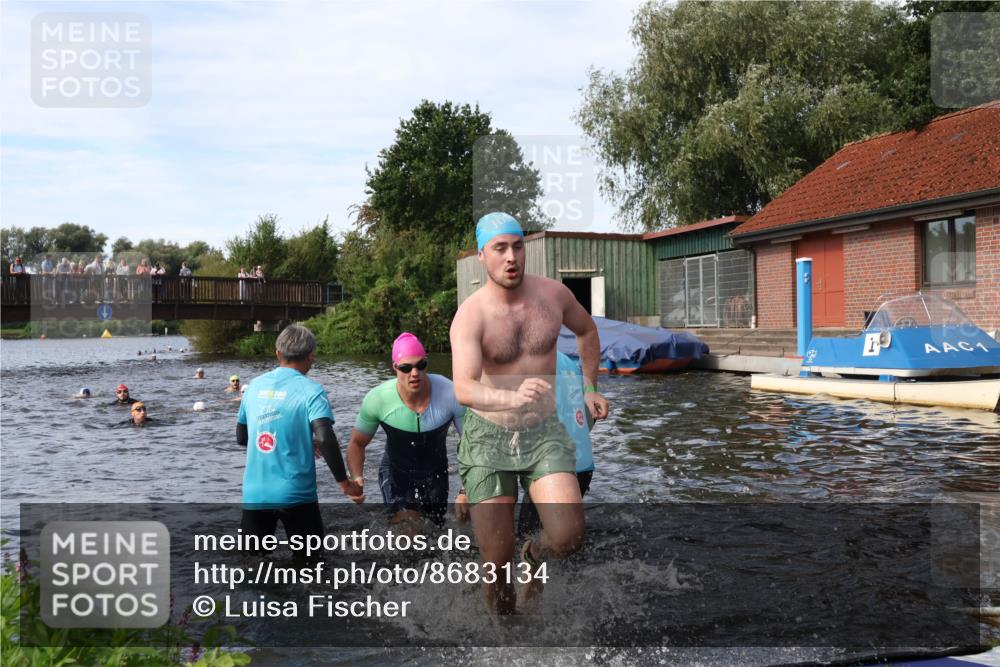 31.08.2025 - Elbe Triathlon Hamburg Luisa Fischer http://msf.ph/oto/8683134 31.08.2025 10:13:27 Schwimmen 979, 1021, 1035, 1055 meine-sportfotos.de