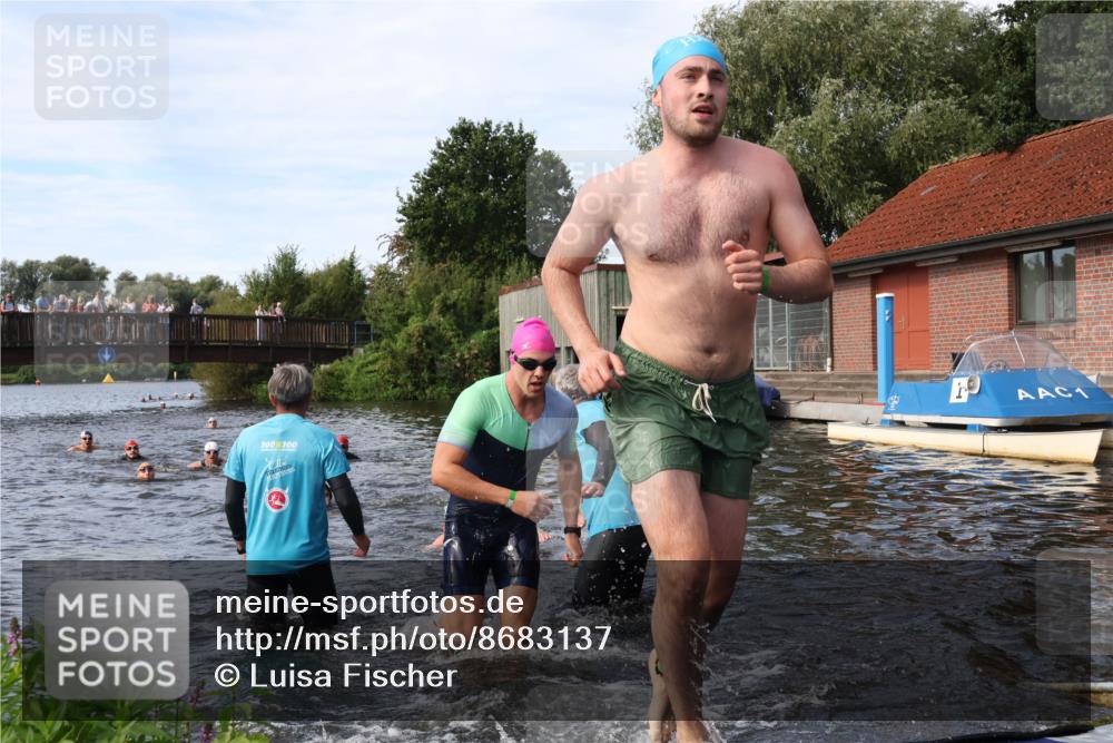 31.08.2025 - Elbe Triathlon Hamburg Luisa Fischer http://msf.ph/oto/8683137 31.08.2025 10:13:28 Schwimmen 979, 1021, 1035, 1055 meine-sportfotos.de