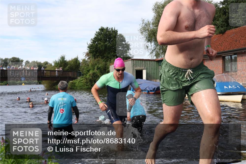 31.08.2025 - Elbe Triathlon Hamburg Luisa Fischer http://msf.ph/oto/8683140 31.08.2025 10:13:28 Schwimmen 979, 1021, 1035, 1055 meine-sportfotos.de