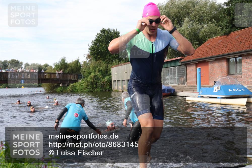 31.08.2025 - Elbe Triathlon Hamburg Luisa Fischer http://msf.ph/oto/8683145 31.08.2025 10:13:29 Schwimmen 979, 1021, 1035, 1055 meine-sportfotos.de
