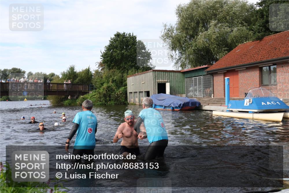 31.08.2025 - Elbe Triathlon Hamburg Luisa Fischer http://msf.ph/oto/8683153 31.08.2025 10:13:30 Schwimmen 979, 1021, 1035, 1055 meine-sportfotos.de