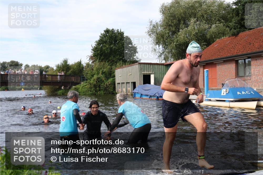 31.08.2025 - Elbe Triathlon Hamburg Luisa Fischer http://msf.ph/oto/8683170 31.08.2025 10:13:34 Schwimmen 1055 meine-sportfotos.de