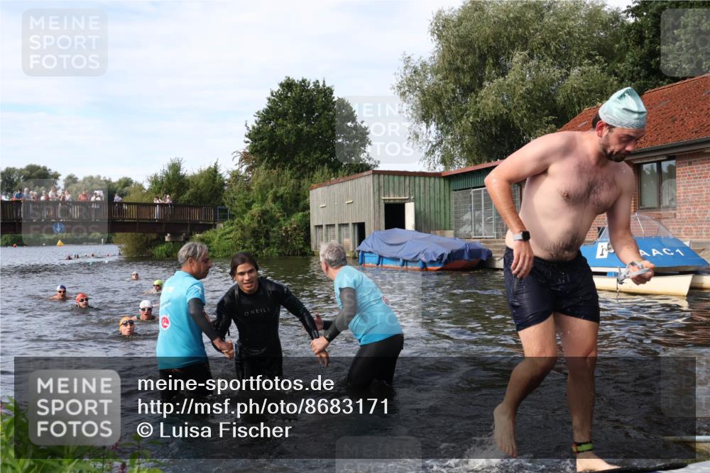31.08.2025 - Elbe Triathlon Hamburg Luisa Fischer http://msf.ph/oto/8683171 31.08.2025 10:13:34 Schwimmen 1055 meine-sportfotos.de