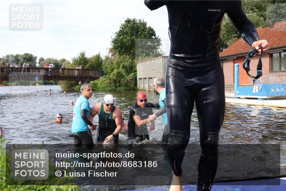 31.08.2025 - Elbe Triathlon Hamburg Luisa Fischer http://msf.ph/oto/8683186 31.08.2025 10:13:45 Schwimmen 934, 1029, 1089, 1103, 1108 meine-sportfotos.de