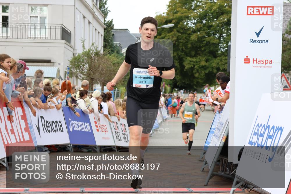 31.08.2025 - 21. Blankeneser Heldenlauf Strokosch-Dieckow http://msf.ph/oto/8683197 31.08.2025 12:04:01 Ziel 5261, 4046, 4061 meine-sportfotos.de
