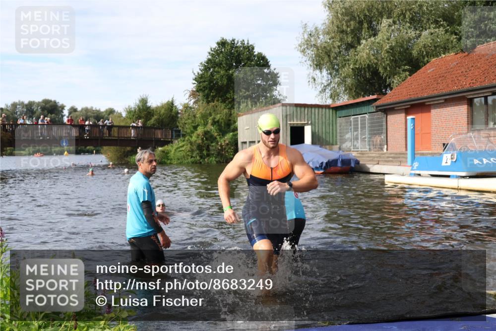 31.08.2025 - Elbe Triathlon Hamburg Luisa Fischer http://msf.ph/oto/8683249 31.08.2025 10:13:57 Schwimmen 1010, 1054, 1059 meine-sportfotos.de