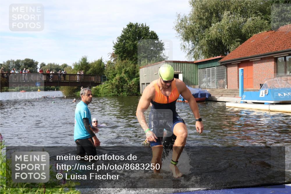 31.08.2025 - Elbe Triathlon Hamburg Luisa Fischer http://msf.ph/oto/8683250 31.08.2025 10:13:57 Schwimmen 1010, 1054, 1059 meine-sportfotos.de