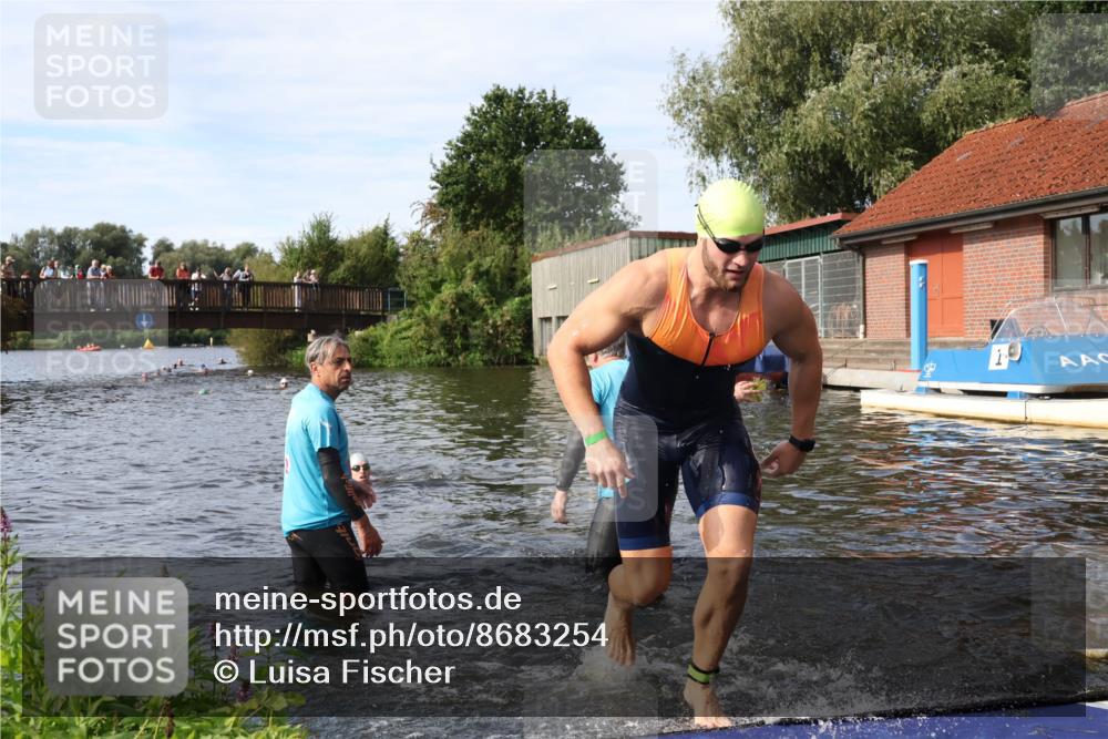 31.08.2025 - Elbe Triathlon Hamburg Luisa Fischer http://msf.ph/oto/8683254 31.08.2025 10:13:57 Schwimmen 1010, 1054, 1059 meine-sportfotos.de