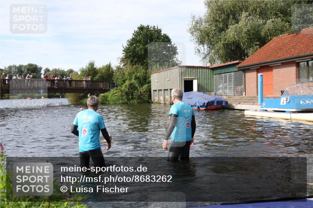 31.08.2025 - Elbe Triathlon Hamburg Luisa Fischer http://msf.ph/oto/8683262 31.08.2025 10:13:59 Schwimmen 1010, 1054, 1059 meine-sportfotos.de