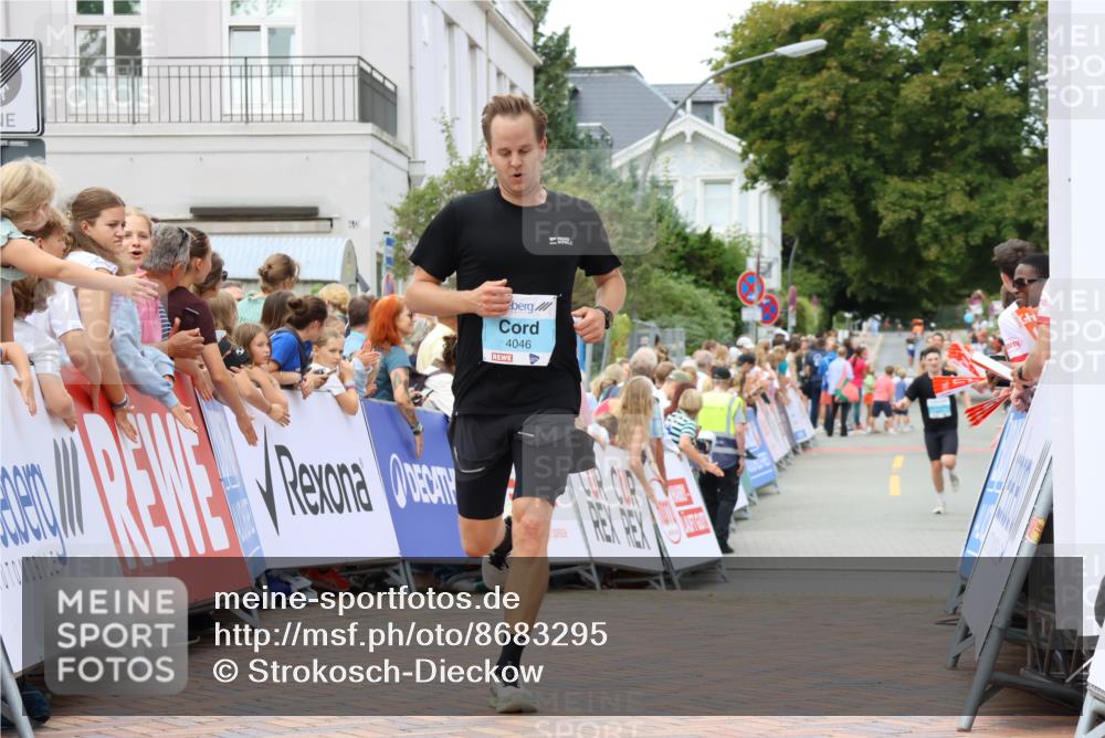 31.08.2025 - 21. Blankeneser Heldenlauf Strokosch-Dieckow http://msf.ph/oto/8683295 31.08.2025 12:03:54 Ziel 4046, 4225, 4226 meine-sportfotos.de