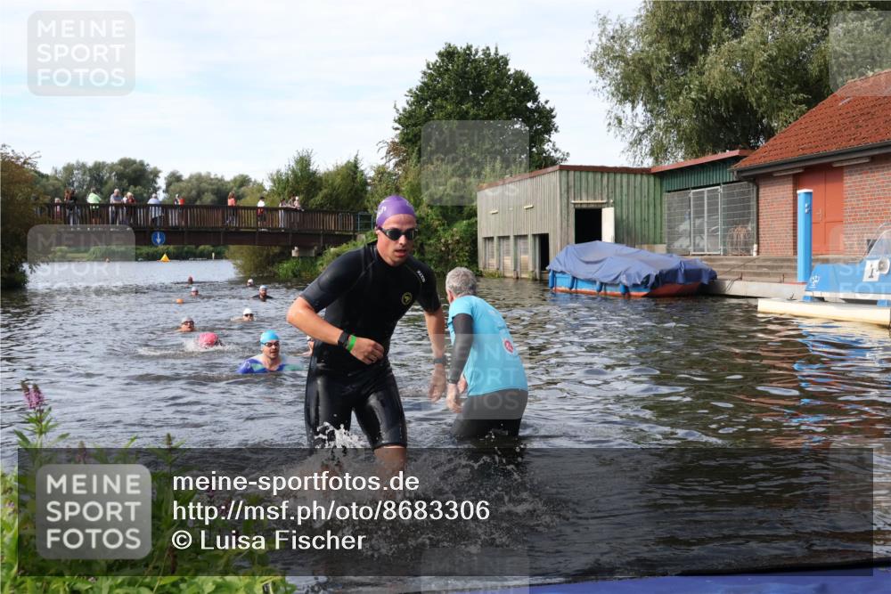 31.08.2025 - Elbe Triathlon Hamburg Luisa Fischer http://msf.ph/oto/8683306 31.08.2025 10:15:01 Schwimmen 956, 1038, 1057 meine-sportfotos.de
