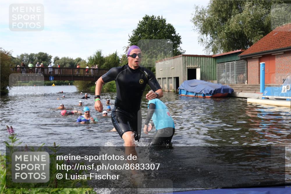 31.08.2025 - Elbe Triathlon Hamburg Luisa Fischer http://msf.ph/oto/8683307 31.08.2025 10:15:01 Schwimmen 956, 1038, 1057 meine-sportfotos.de