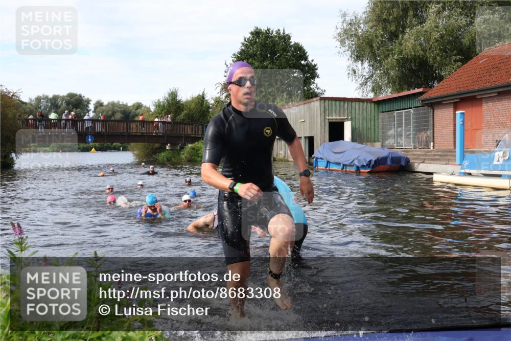 31.08.2025 - Elbe Triathlon Hamburg Luisa Fischer http://msf.ph/oto/8683308 31.08.2025 10:15:02 Schwimmen 956, 1038, 1057 meine-sportfotos.de