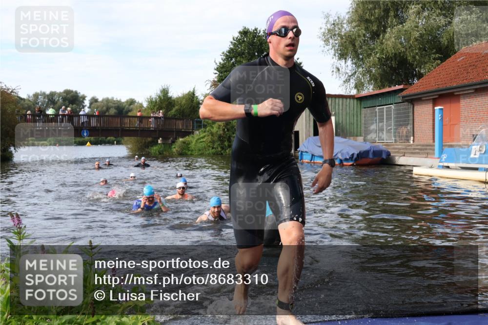 31.08.2025 - Elbe Triathlon Hamburg Luisa Fischer http://msf.ph/oto/8683310 31.08.2025 10:15:02 Schwimmen 956, 1038, 1057 meine-sportfotos.de