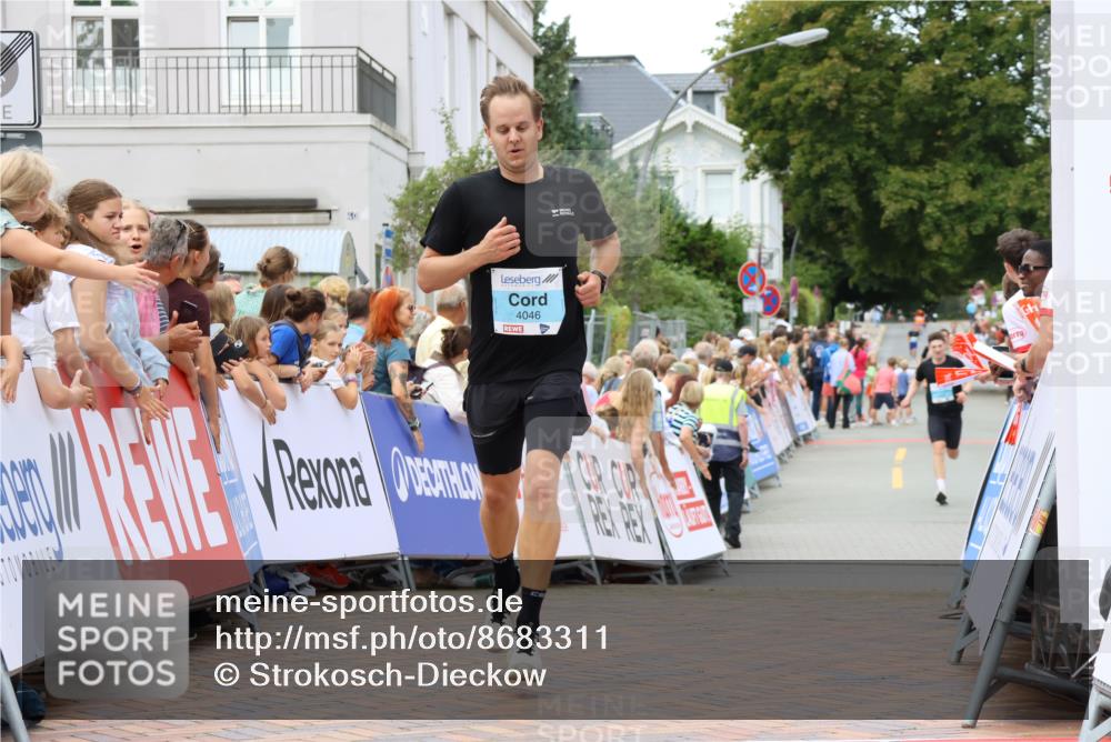 31.08.2025 - 21. Blankeneser Heldenlauf Strokosch-Dieckow http://msf.ph/oto/8683311 31.08.2025 12:03:54 Ziel 4046, 4225, 4226 meine-sportfotos.de