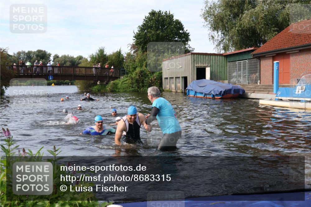 31.08.2025 - Elbe Triathlon Hamburg Luisa Fischer http://msf.ph/oto/8683315 31.08.2025 10:15:04 Schwimmen 956, 1038, 1057 meine-sportfotos.de