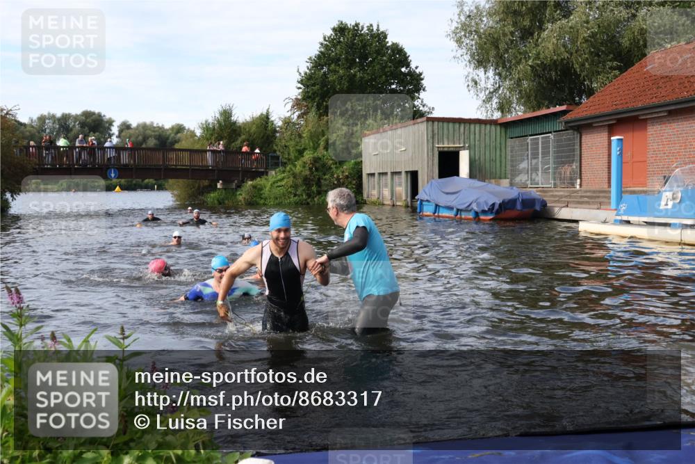 31.08.2025 - Elbe Triathlon Hamburg Luisa Fischer http://msf.ph/oto/8683317 31.08.2025 10:15:05 Schwimmen 956, 1038, 1057 meine-sportfotos.de
