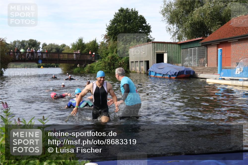 31.08.2025 - Elbe Triathlon Hamburg Luisa Fischer http://msf.ph/oto/8683319 31.08.2025 10:15:05 Schwimmen 956, 1038, 1057 meine-sportfotos.de