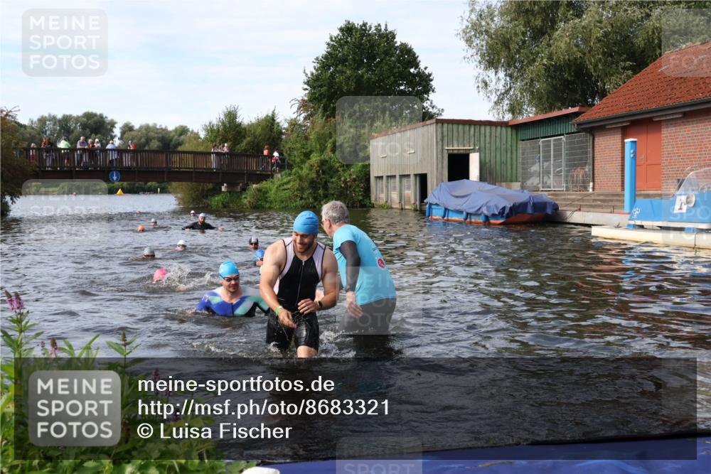 31.08.2025 - Elbe Triathlon Hamburg Luisa Fischer http://msf.ph/oto/8683321 31.08.2025 10:15:05 Schwimmen 956, 1038, 1057 meine-sportfotos.de