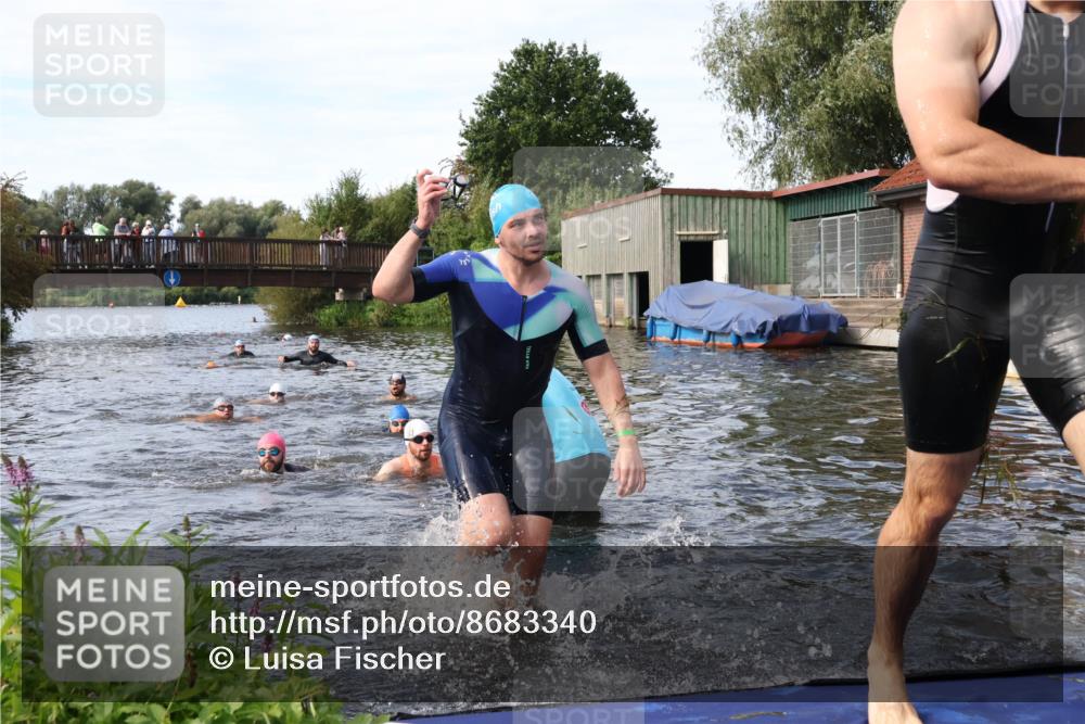 31.08.2025 - Elbe Triathlon Hamburg Luisa Fischer http://msf.ph/oto/8683340 31.08.2025 10:15:09 Schwimmen 956, 1057, 1068, 1072 meine-sportfotos.de