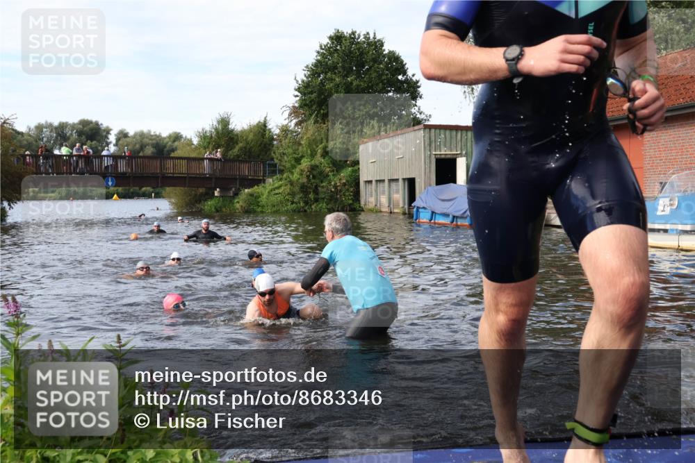 31.08.2025 - Elbe Triathlon Hamburg Luisa Fischer http://msf.ph/oto/8683346 31.08.2025 10:15:10 Schwimmen 956, 1057, 1068, 1072 meine-sportfotos.de