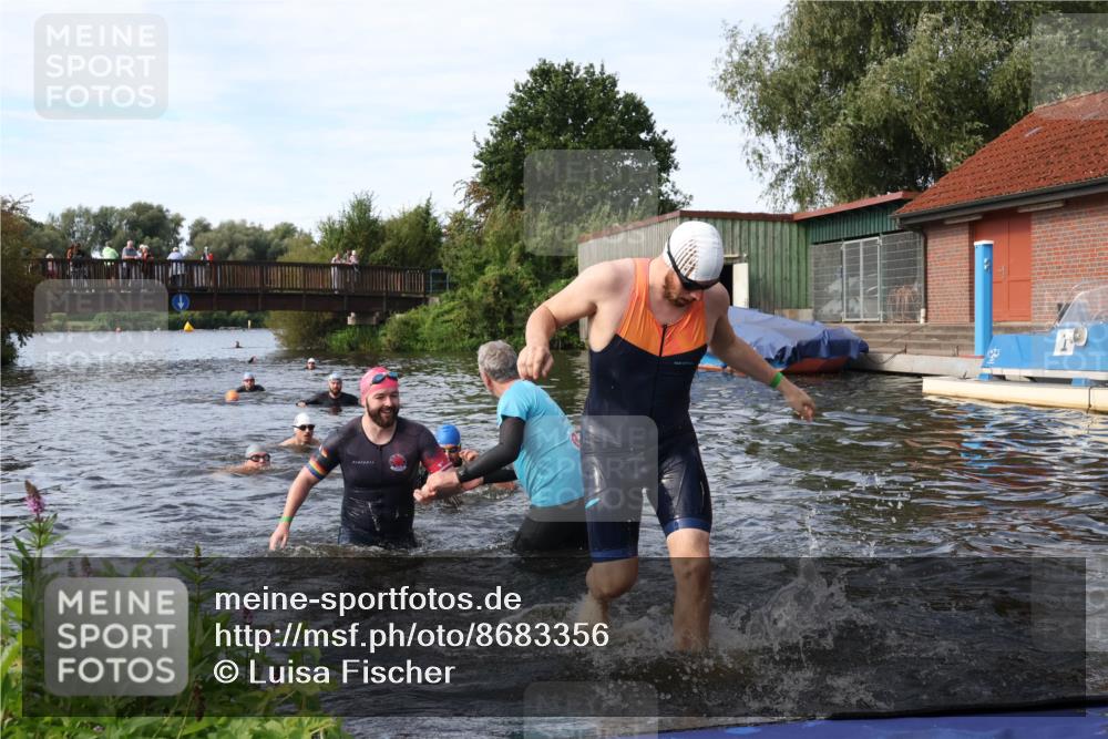 31.08.2025 - Elbe Triathlon Hamburg Luisa Fischer http://msf.ph/oto/8683356 31.08.2025 10:15:13 Schwimmen 956, 1057, 1068, 1072, 1102 meine-sportfotos.de