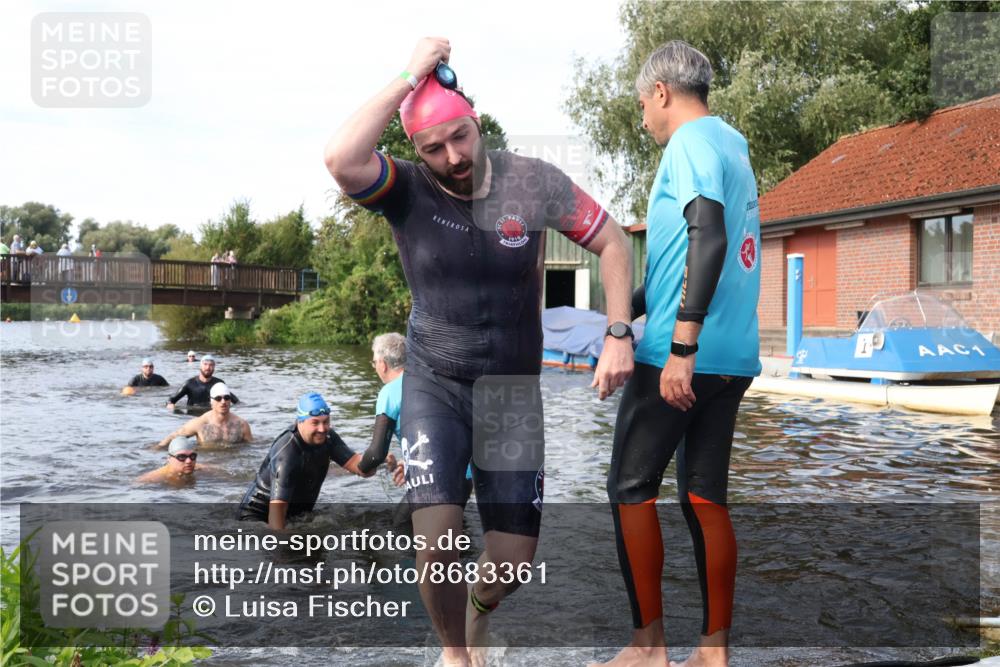 31.08.2025 - Elbe Triathlon Hamburg Luisa Fischer http://msf.ph/oto/8683361 31.08.2025 10:15:17 Schwimmen 1068, 1072, 1102 meine-sportfotos.de