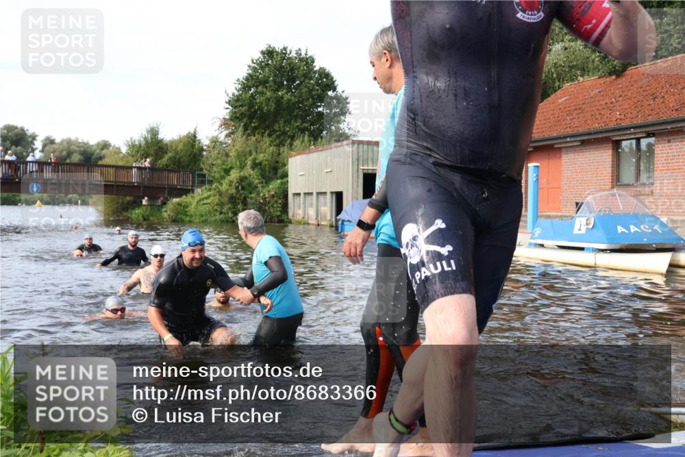 31.08.2025 - Elbe Triathlon Hamburg Luisa Fischer http://msf.ph/oto/8683366 31.08.2025 10:15:18 Schwimmen 1040, 1068, 1072, 1102 meine-sportfotos.de