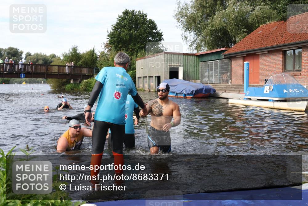 31.08.2025 - Elbe Triathlon Hamburg Luisa Fischer http://msf.ph/oto/8683371 31.08.2025 10:15:23 Schwimmen 1011, 1040, 1041, 1102 meine-sportfotos.de