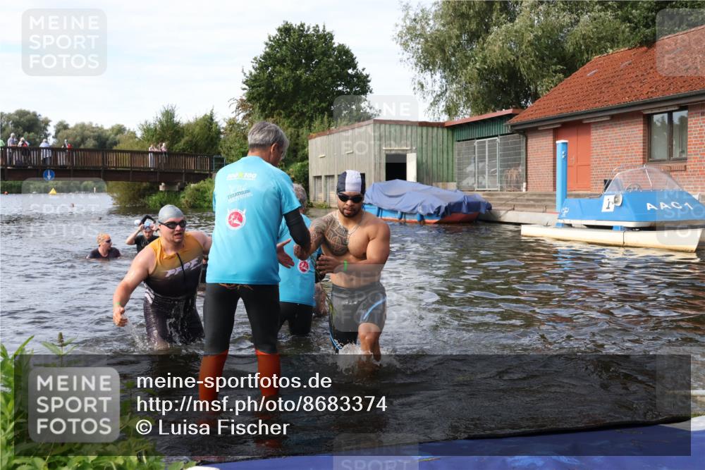 31.08.2025 - Elbe Triathlon Hamburg Luisa Fischer http://msf.ph/oto/8683374 31.08.2025 10:15:24 Schwimmen 1011, 1040, 1041, 1102 meine-sportfotos.de