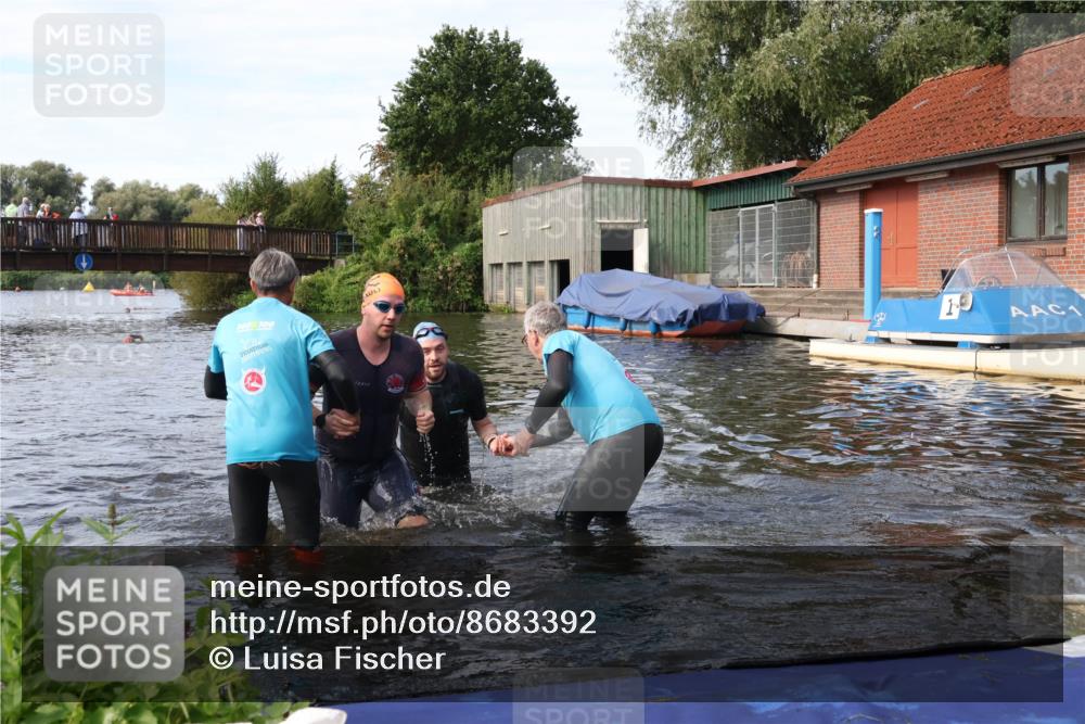 31.08.2025 - Elbe Triathlon Hamburg Luisa Fischer http://msf.ph/oto/8683392 31.08.2025 10:15:36 Schwimmen 1098, 1104, 1105 meine-sportfotos.de