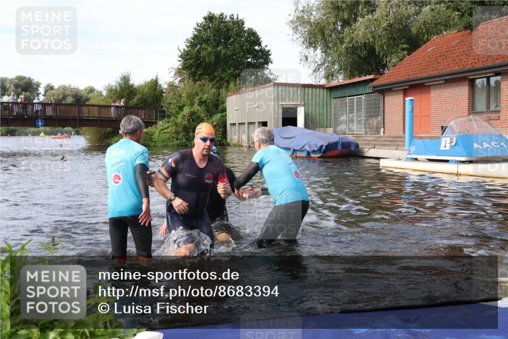 31.08.2025 - Elbe Triathlon Hamburg Luisa Fischer http://msf.ph/oto/8683394 31.08.2025 10:15:36 Schwimmen 1098, 1104, 1105 meine-sportfotos.de