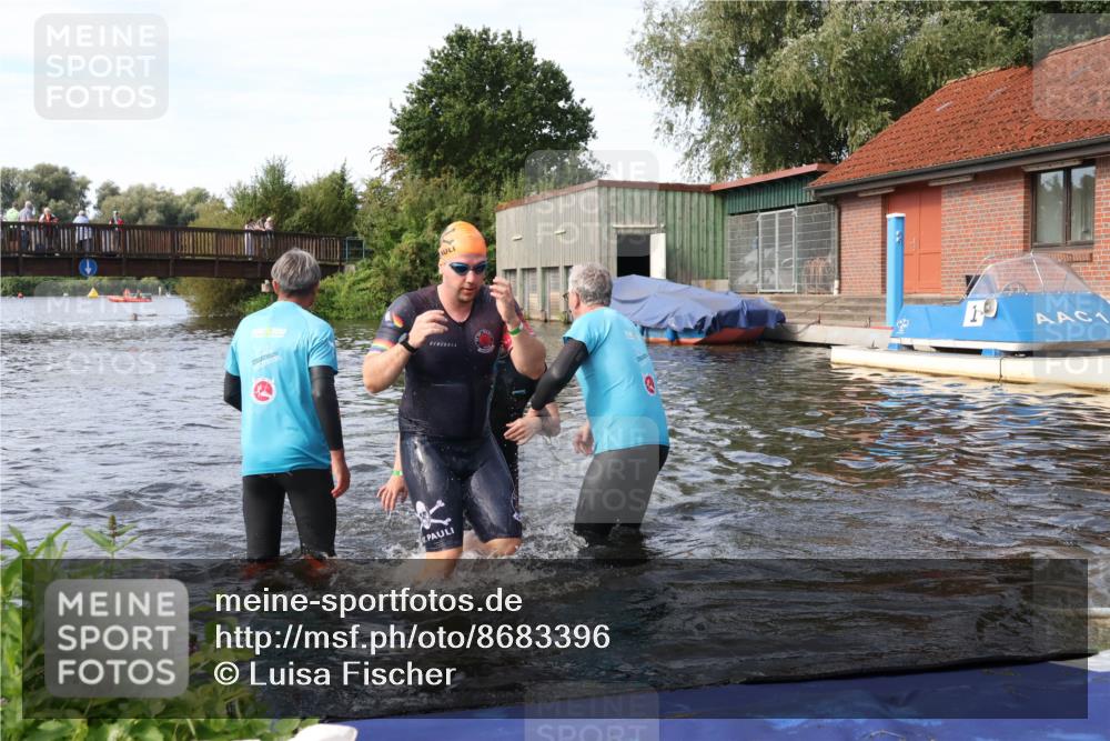 31.08.2025 - Elbe Triathlon Hamburg Luisa Fischer http://msf.ph/oto/8683396 31.08.2025 10:15:36 Schwimmen 1098, 1104, 1105 meine-sportfotos.de